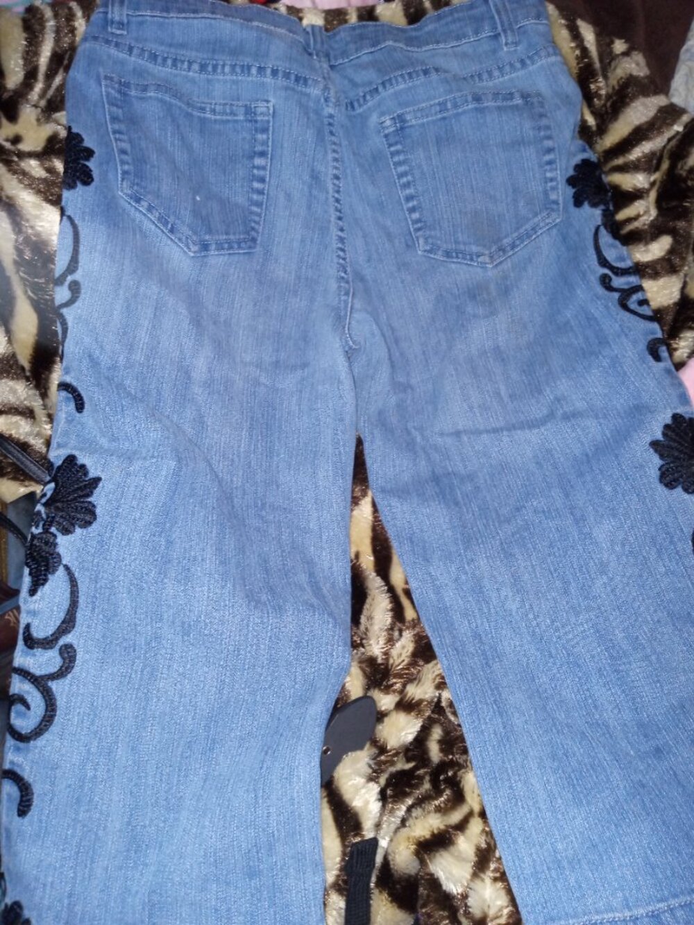 Embroidered jean capris - Picture 2 of 4
